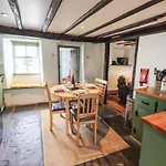 Blease Garth Nyaraló Threlkeld