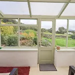 Blease Garth Nyaraló